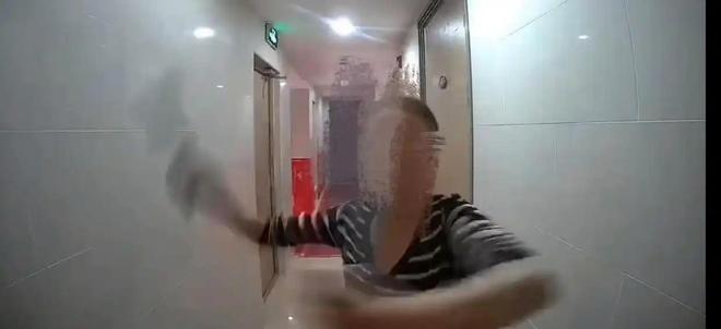 精神病原因曝光房主崩溃发声邻居多次持刀砍门后续：疑患(图3)